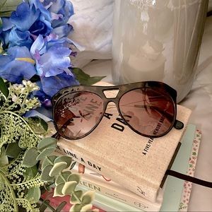 Elizabeth & James Sunnies